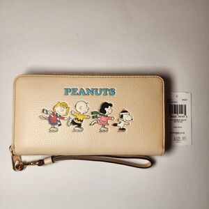 NWT CF219 Coach x Peanuts Snoopy & Friends Long Leather Zip Wallet Wrist…